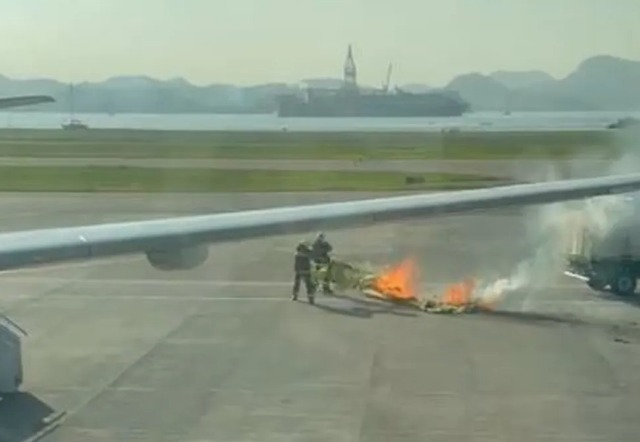 Balão cai sobre avião no Aeroporto Santos Dummont e pega fogo na pista