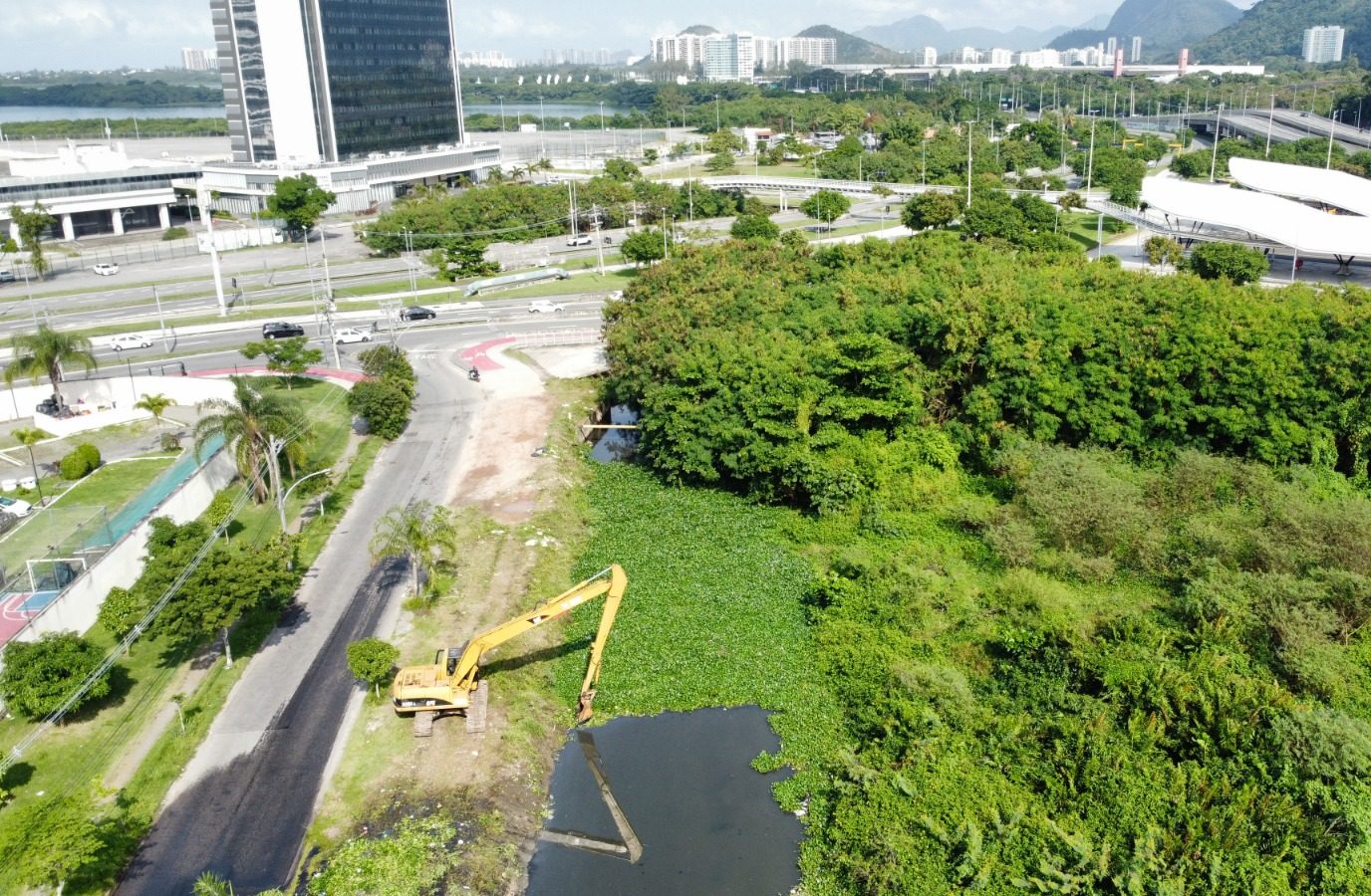 Rio Pavuninha recebe limpeza, na Barra Olímpica