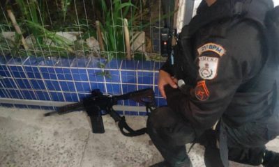 Fuzil apreendido pela Polícia Militar na Baixada Fluminense