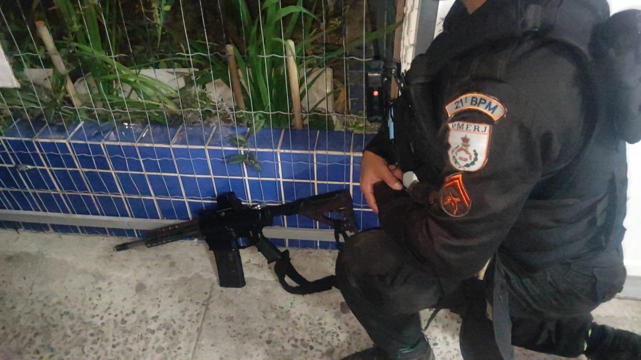 Fuzil apreendido pela Polícia Militar na Baixada Fluminense