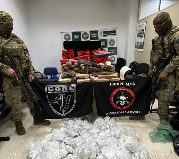 Polícia Civil contabiliza apreensão de mais de 3 mil papelotes de cocaína no Complexo da Penha