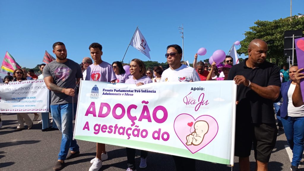 Orla de Copacabana recebe 12ª Caminhada da Adoção
