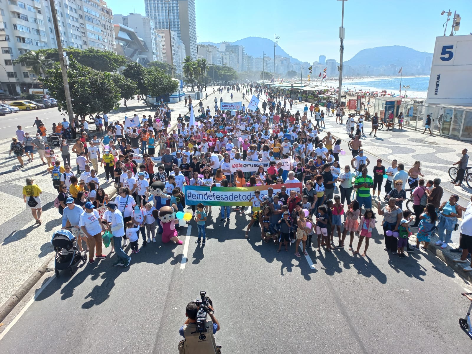 Orla de Copacabana recebe 12ª Caminhada da Adoção