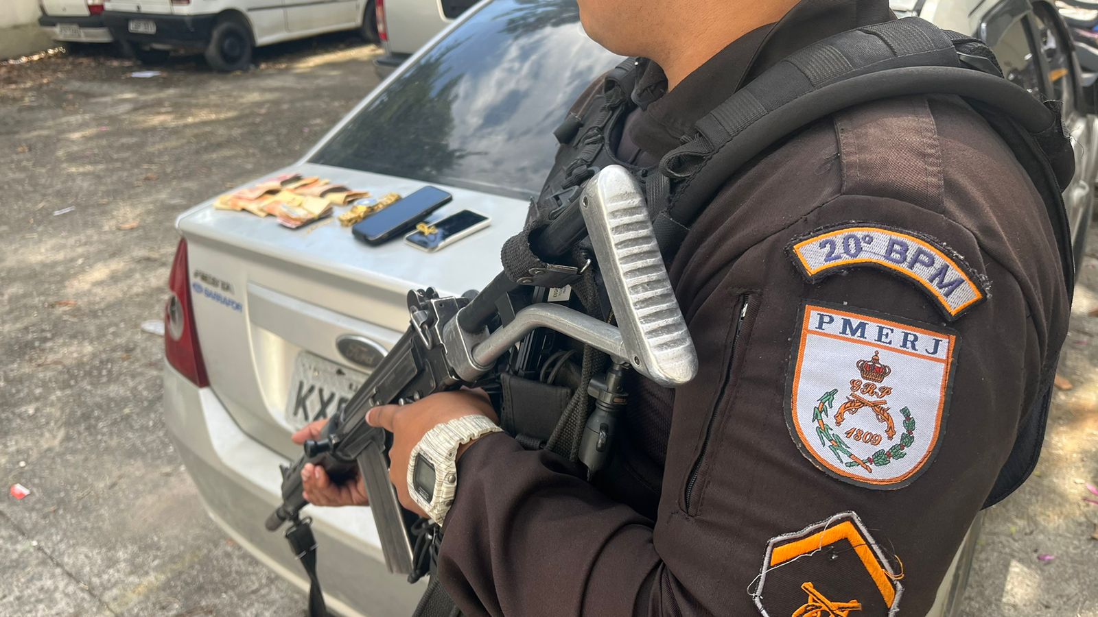 Policiais prendem milicianos flagrados cobrando taxas de segurança