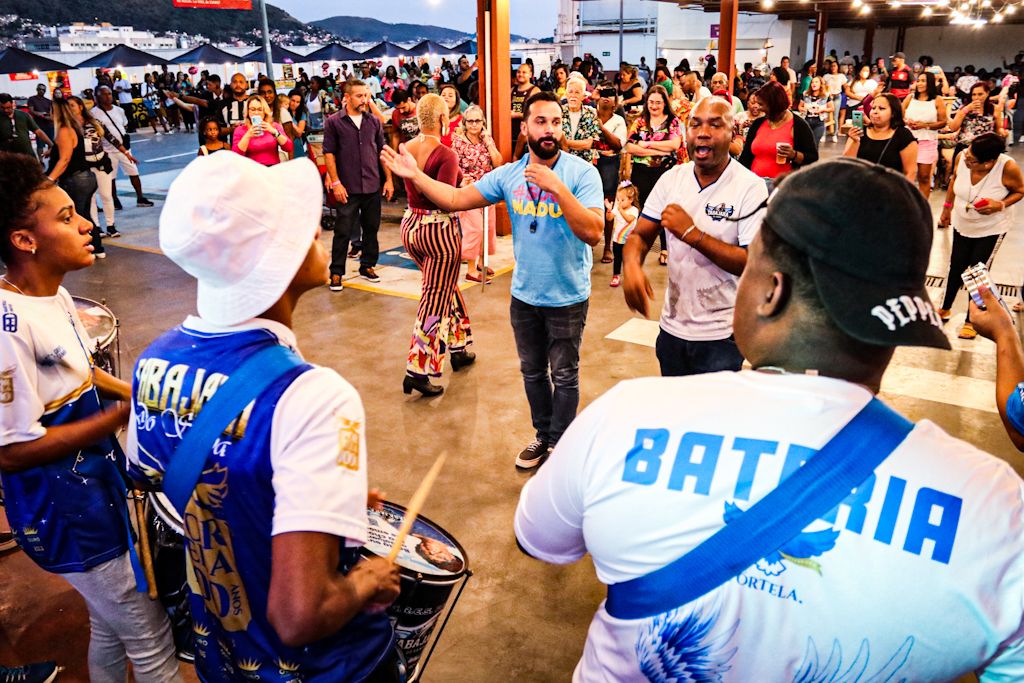 Por iniciativa da Subprefeitura da Zona Norte e do Shopping Madureira, bateria da Portela é homenageada