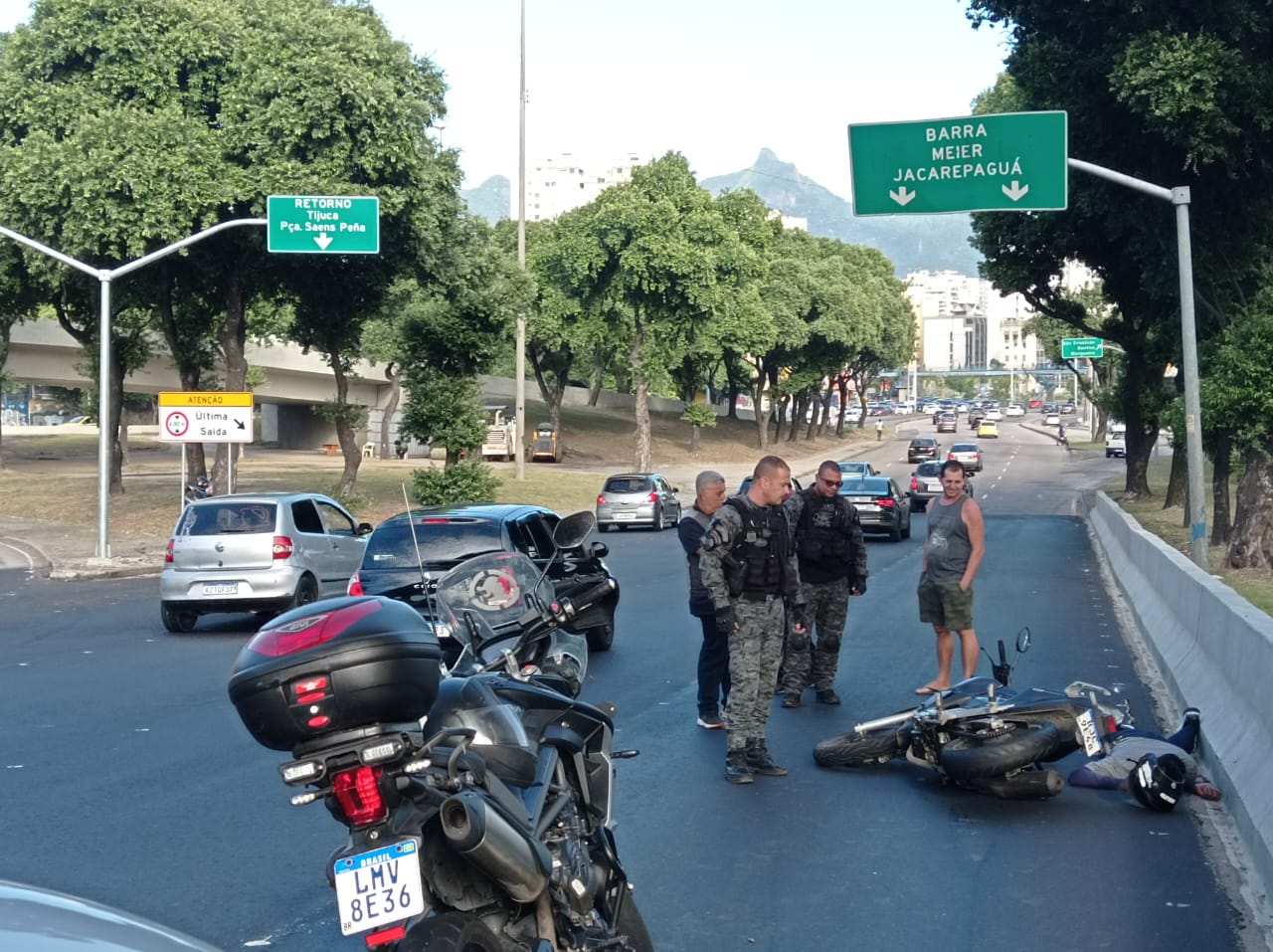 Perseguição deixa um criminoso morto, outro preso e motoristas arrustados no Rio