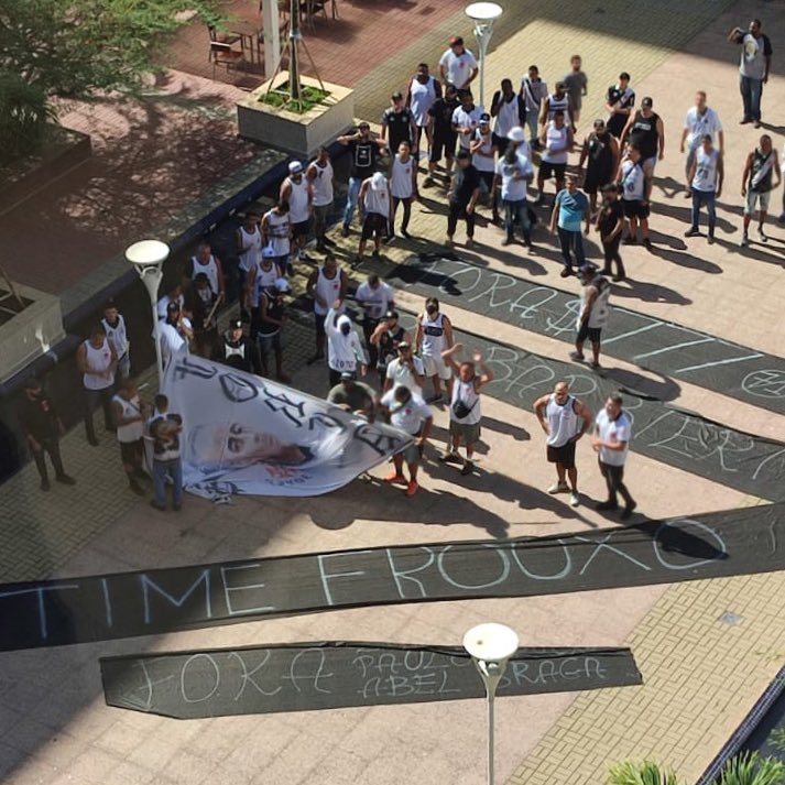 Torcida organizada realizando protesto no escritório da SAF do Vasco