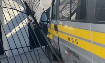 Motorista de van pirata bate em vários carros ao fugir de fiscalização em Campo Grande