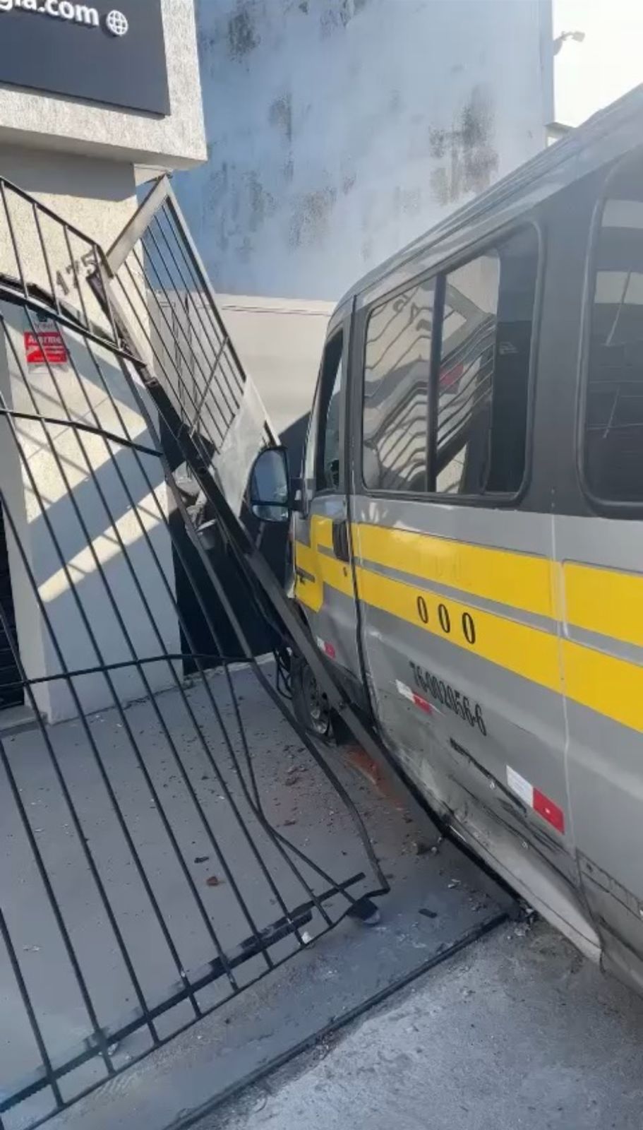 Motorista de van pirata bate em vários carros ao fugir de fiscalização em Campo Grande