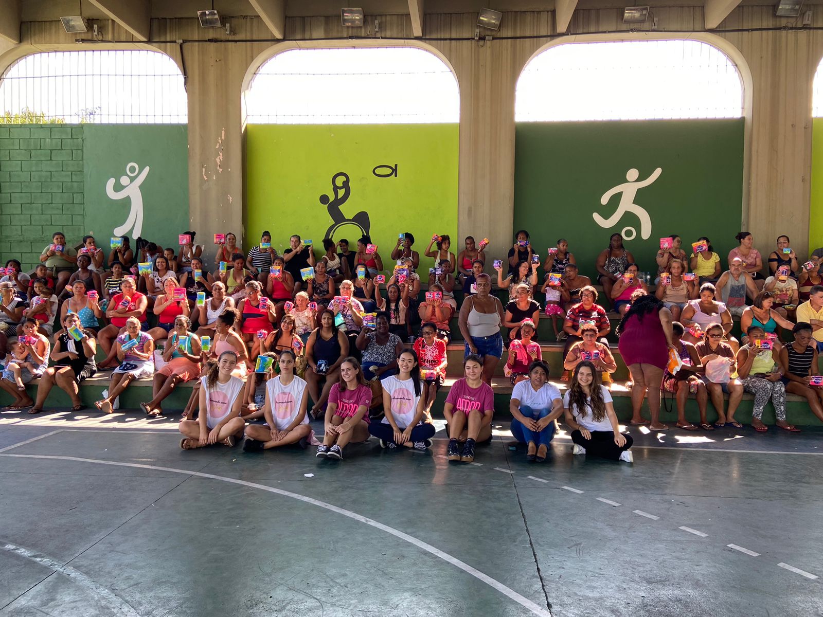 MetrôRio e ONG Absorvendo Amor distribuem 4 mil absorventes para adolescentes e mulheres em situação de vulnerabilidade social (Foto: Divulgação)