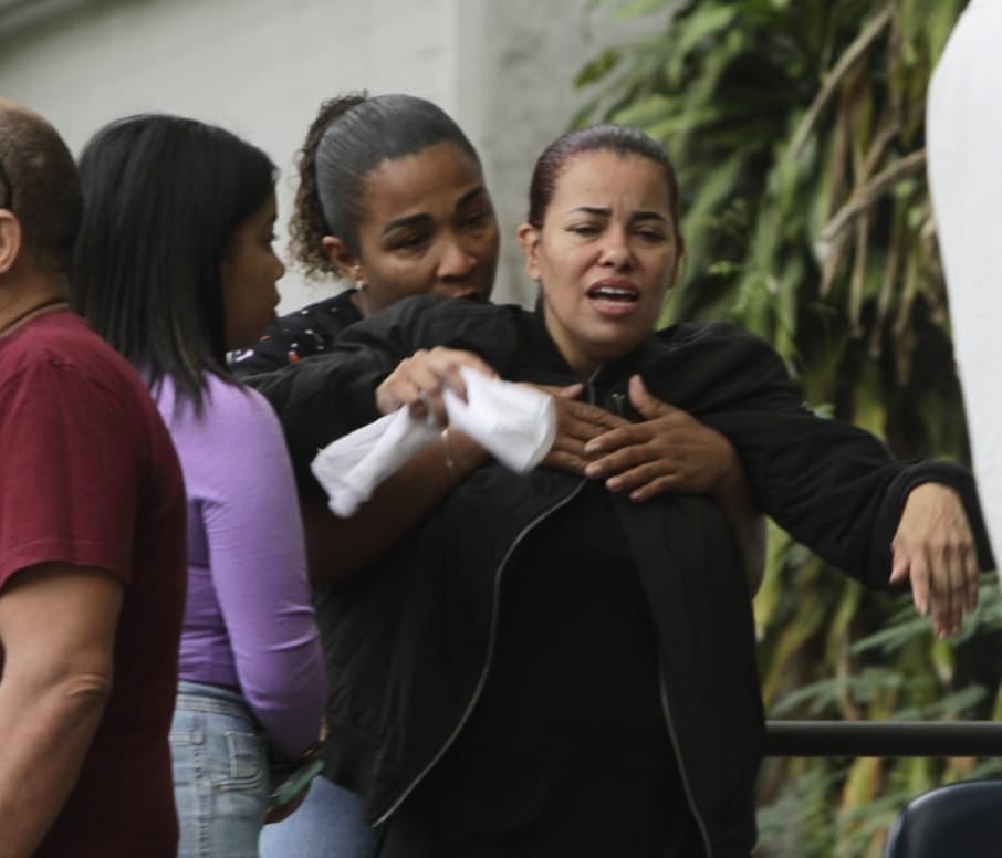 Mãe de morta a tiros no Complexo da Maré fica inconsolável no IML do Rio