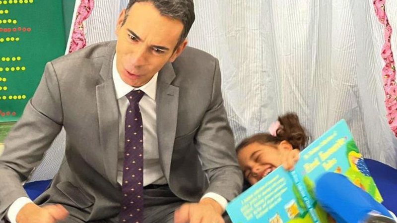 Cesar Tralli muda rotina para ver filha na escola