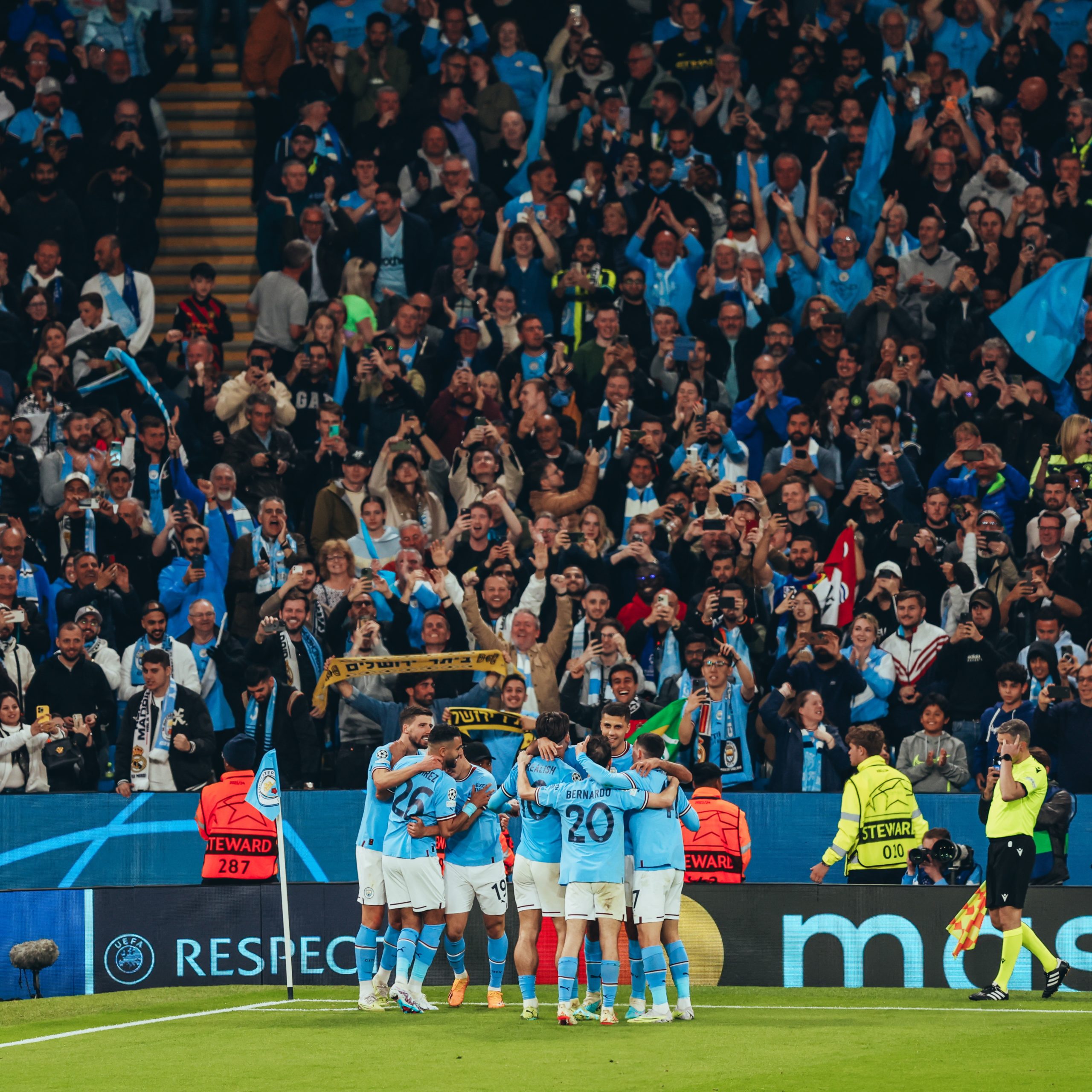 Três jogos, 17 gols: Guardiola mostra mais uma vez que não precisa de novo  camisa 9 no Man City