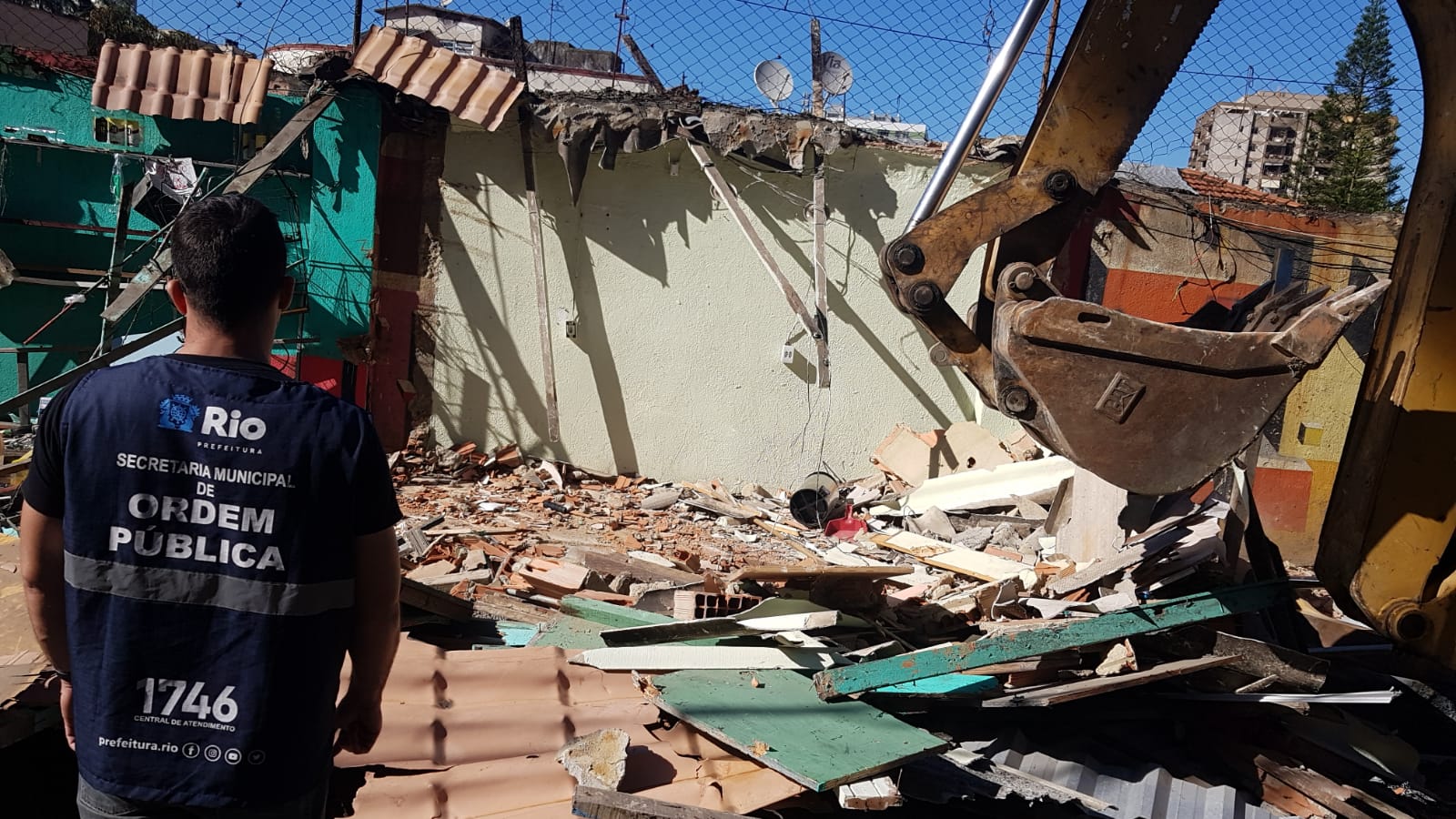 Prefeitura demole 15 estruturas irregulares, fixas e móveis, na comunidade Santa Marta em Botafogo