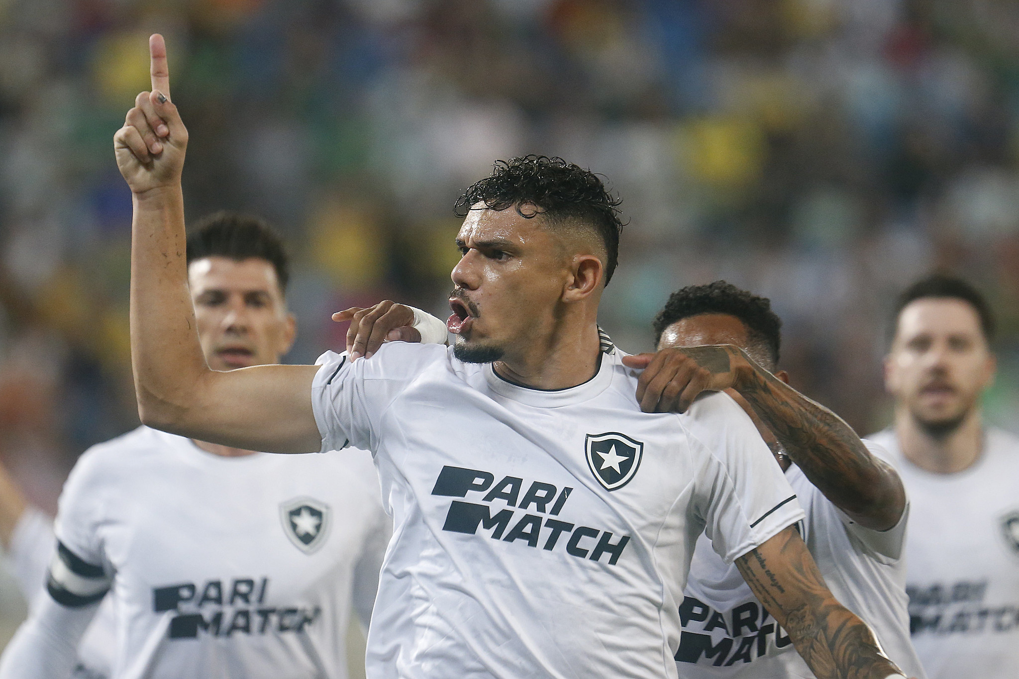 Brasileirão: com gols de Tiquinho Soares, Botafogo bate Fortaleza e segue  líder