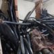 SEOP apreende cinco toneladas de fios e cobre em ferro-velho clandestino, Manguinhos