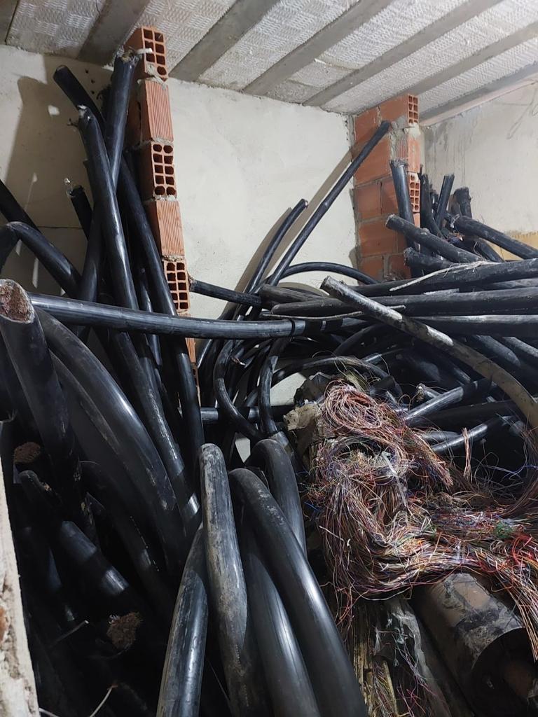 SEOP apreende cinco toneladas de fios e cobre em ferro-velho clandestino, Manguinhos