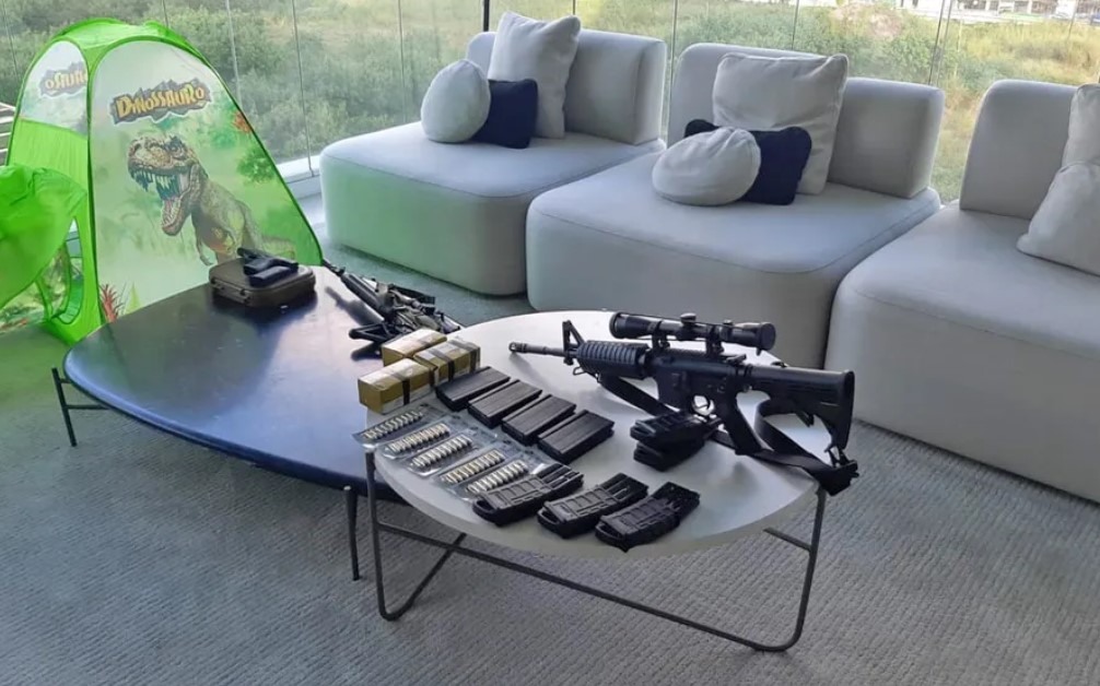 Armas e munição apreendidos em casa do miliano Clebinho, preso no Rio