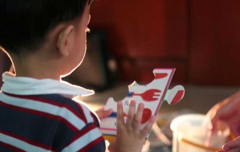 Criança diagnosticada com autismo