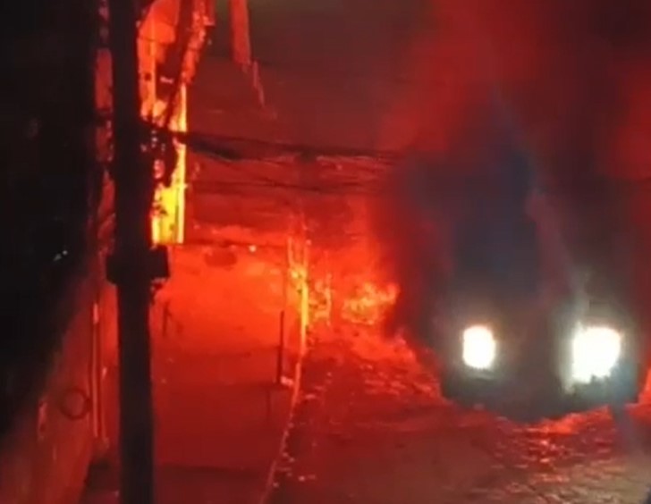 Criminosos incendeiam Caveirão da Polícia Militar na Praça Seca