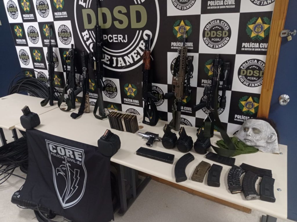 Sete fuzis foram apreendidos na operação