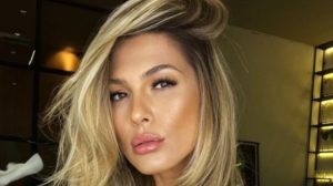 Lívia Andrade posa nua em piscina de borda infinita - Super Rádio Tupi