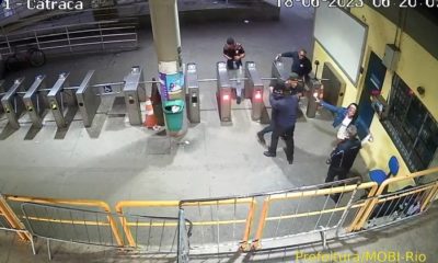 Passageiro surta e quebra estação do BRT em Madureira