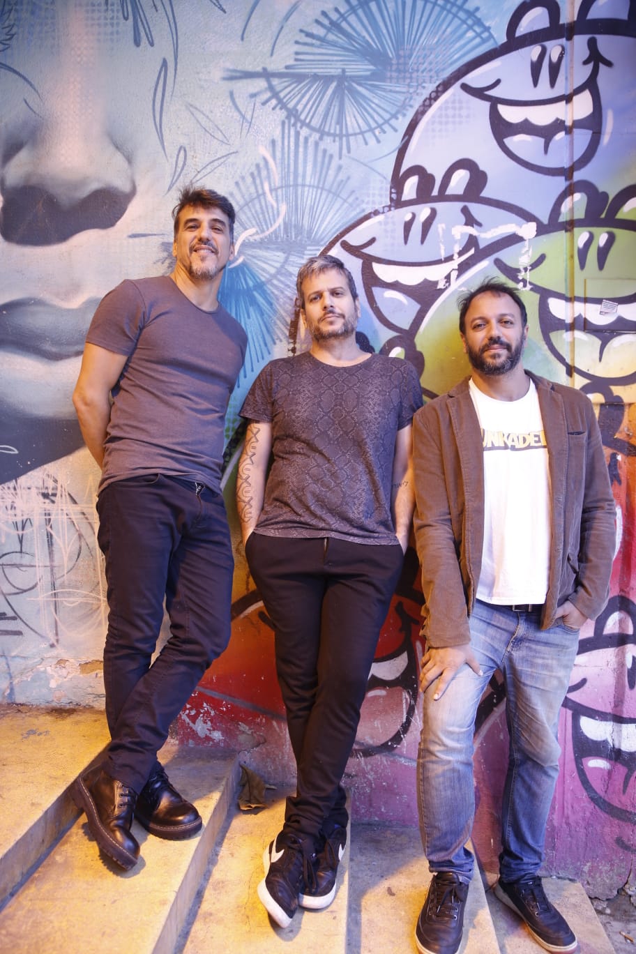 Trio instrumental Sunomono se apresenta em Copacabana, na Zona Sul do Rio (Foto: RAFAEL ALAN/ Divulgação)