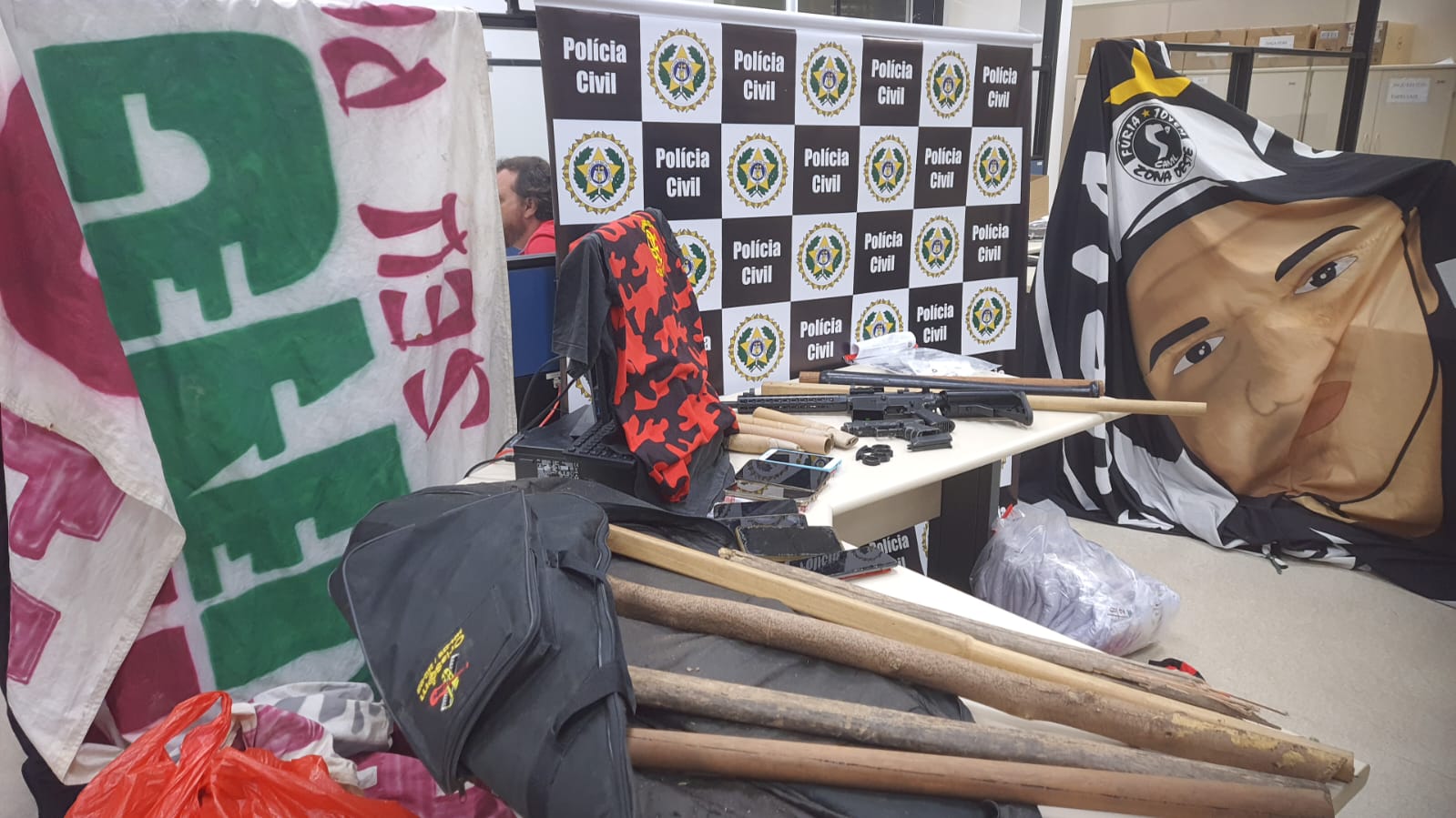 Integrantes de torcidas organizadas do Rio são alvos de operação da Polícia Civil