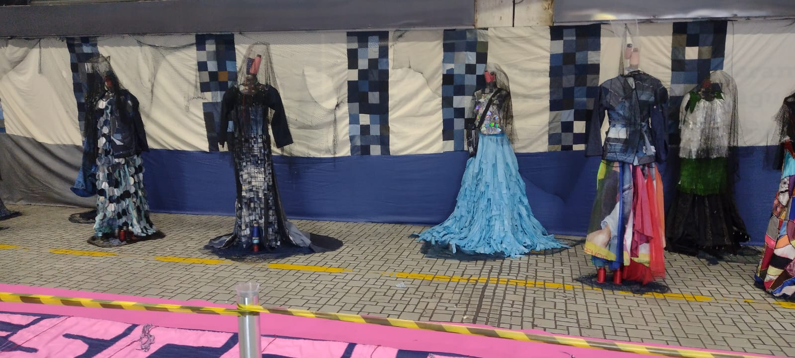 Exposição com uniformes reciclados da SuperVia acontece na Central do Brasil