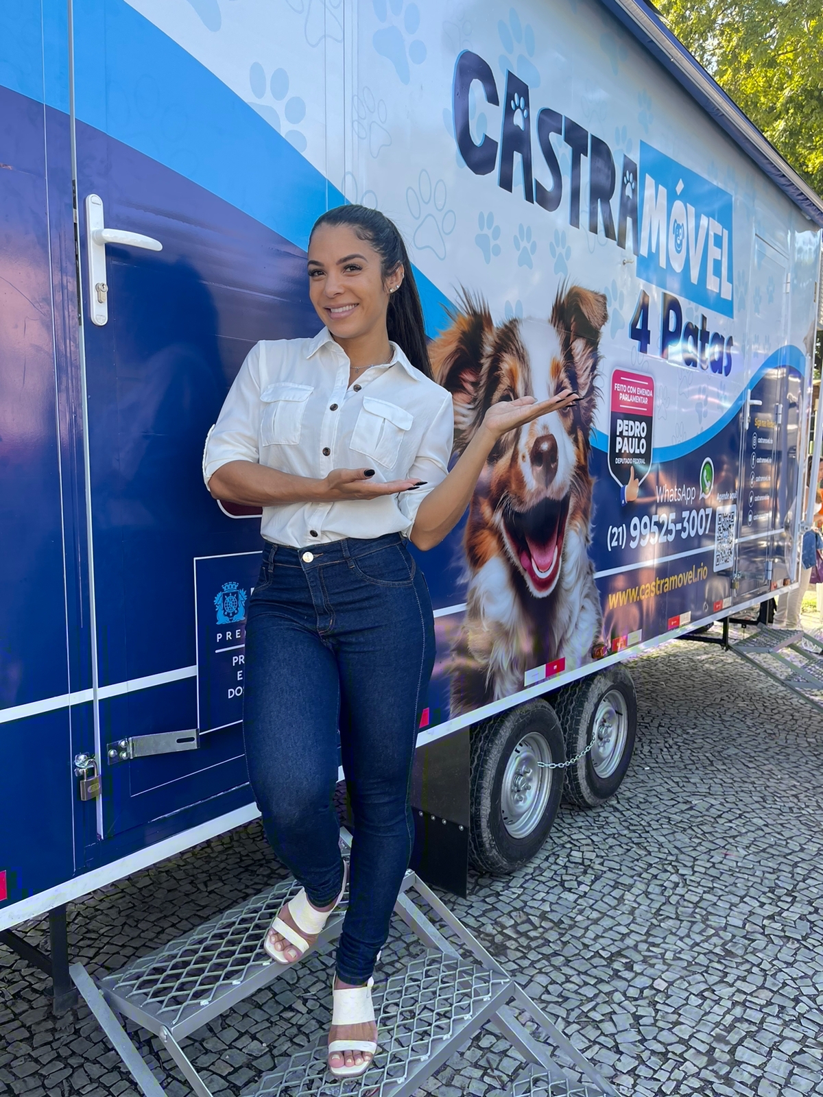 Rainha de bateria da Unidos da Barra da Tijuca é a nova embaixadora do projeto 'Castramóvel' (Foto: Divulgação/ Palmer Assessoria de Comunicação)
