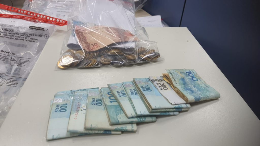 Dinheiro apreendido durante operação contra o golpe da casa própria, no Rio
