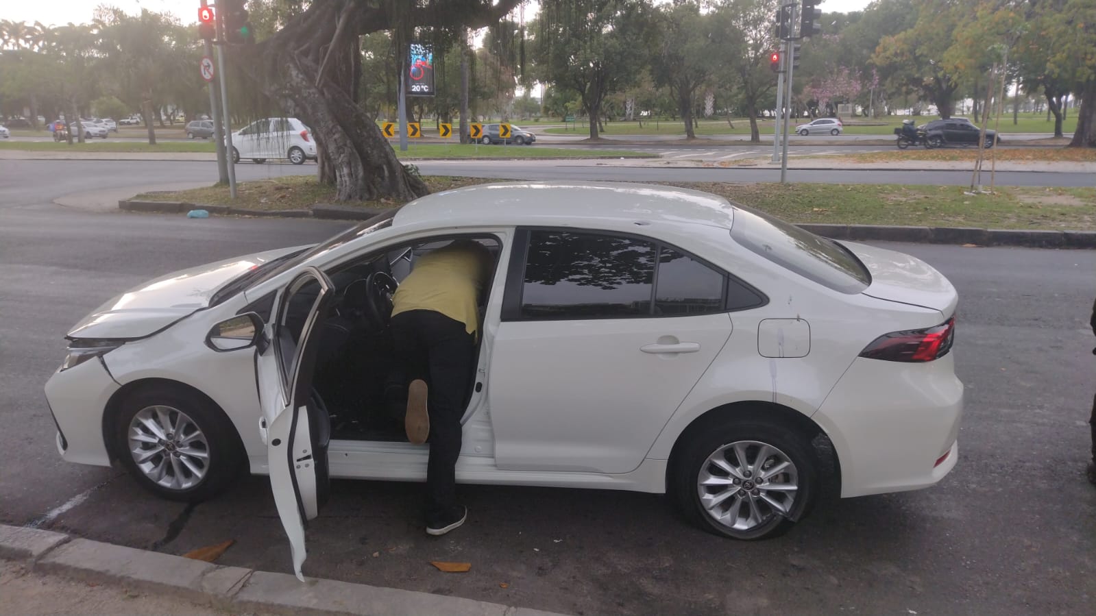 Criminoso é baleado em intenso tiroteio na Praça Paris, na Zona Sul do Rio