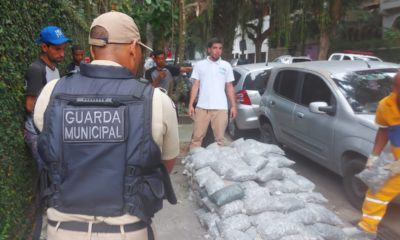 Obra que utilizava calçada como deposito de materiais na Gávea foi desmobilizada e empresa foi autuada (Foto: Divulgação)