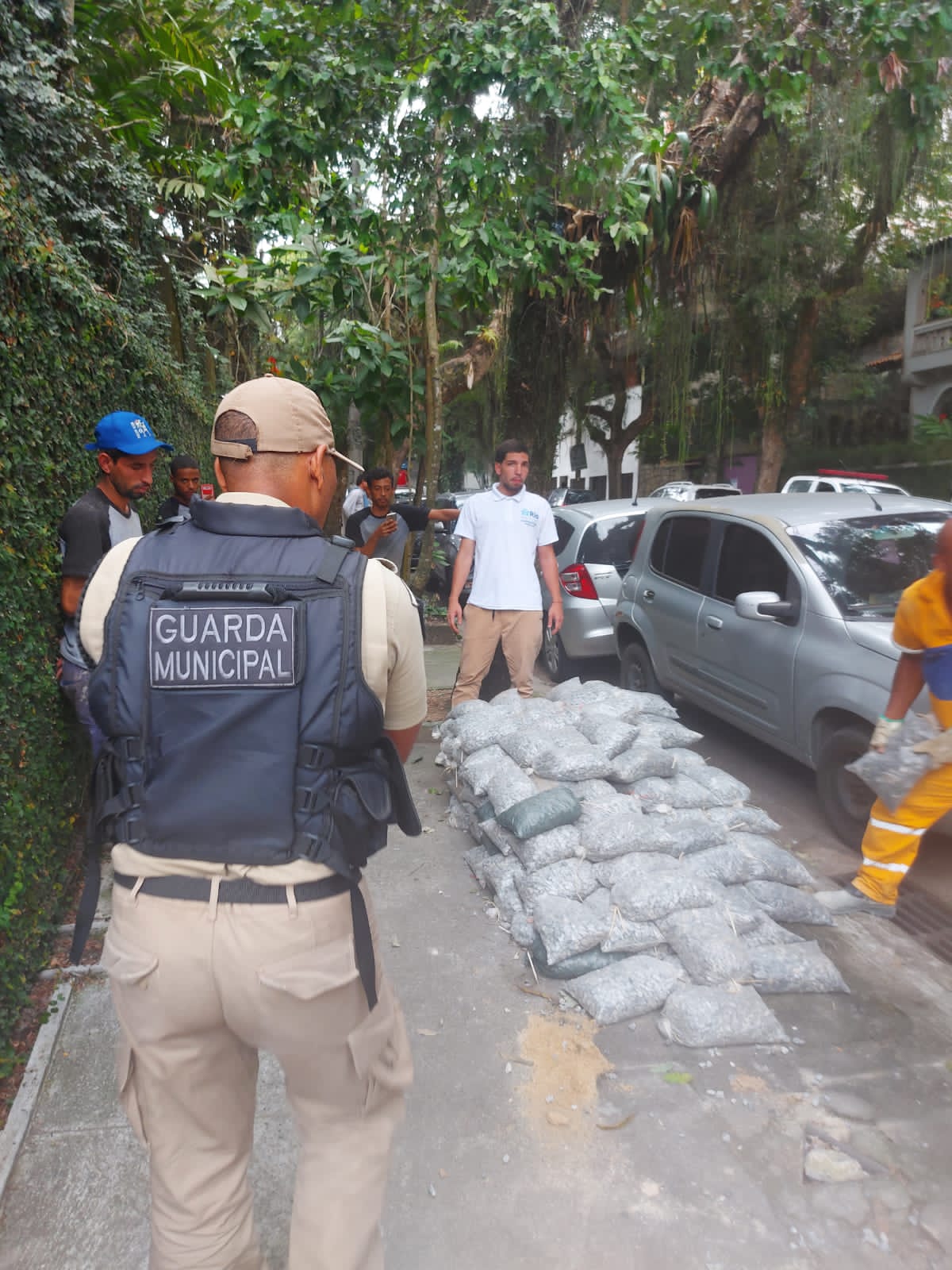 Obra que utilizava calçada como deposito de materiais na Gávea foi desmobilizada e empresa foi autuada (Foto: Divulgação)