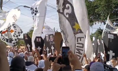 Torcida do Santos fazendo protesto no CT