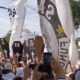 Torcida do Santos fazendo protesto no CT