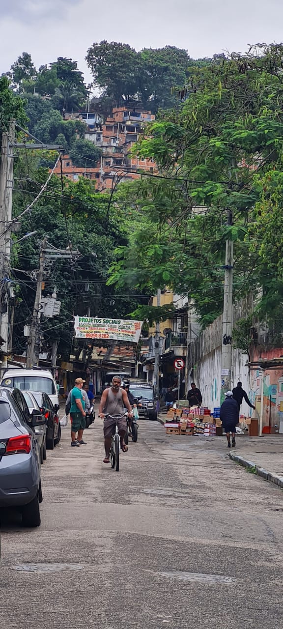 Policiamento é reforçado no Morro dos Macacos após tentativa de invasão (Foto: Susana Vieira/ Super Rádio Tupi)