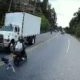 [VÍDEO] Criança sobrevive após ser atropelada por duas motos e quase ser atingida por caminhão na Colômbia (Foto: Reprodução/ Redes Sociais)