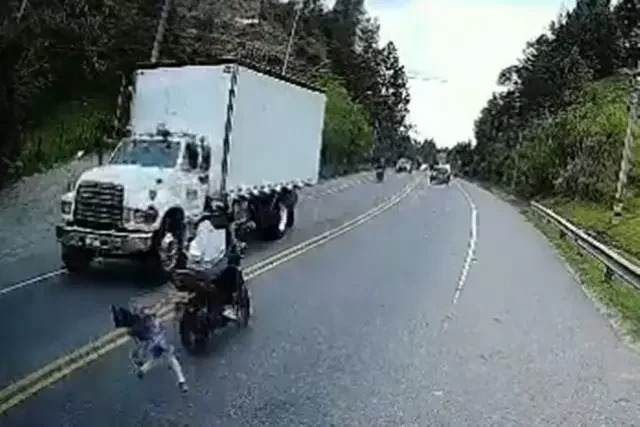 [VÍDEO] Criança sobrevive após ser atropelada por duas motos e quase ser atingida por caminhão na Colômbia (Foto: Reprodução/ Redes Sociais)