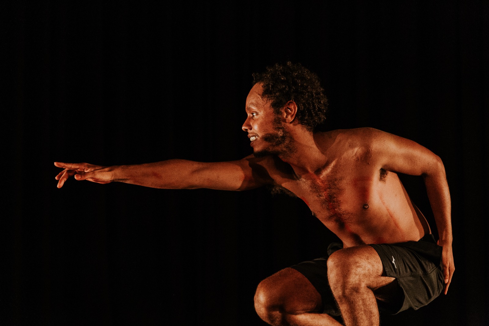 Espetáculo 'Macacos' terá apresentações extras em junho e julho em Ipanema (Foto: Mariana Ricci/ Divulgação)