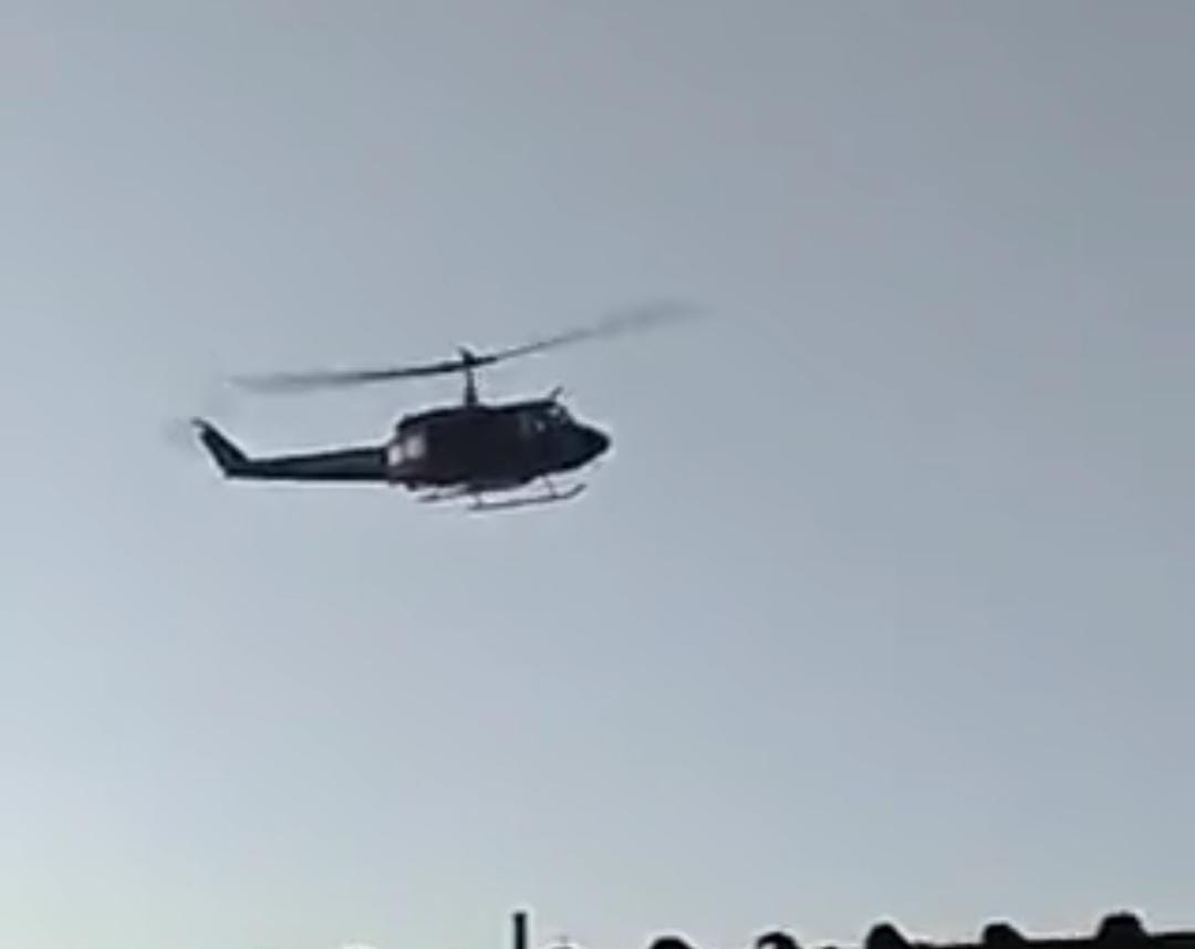 Helicóptero da Polícia Militar sobrevoa favela de Manguinhos, na Zona Norte do Rio