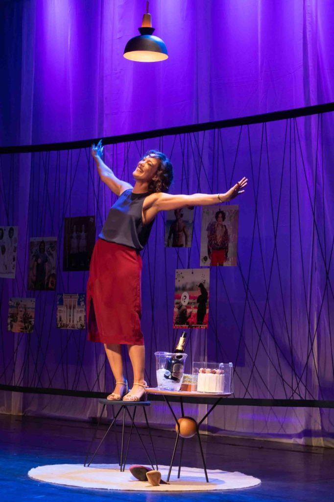 Adriana Birolli na peça "Não", em cartaz no Teatro Imperator