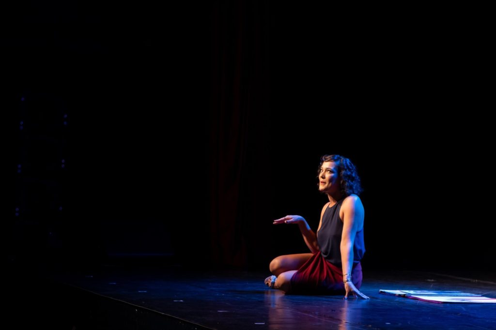 Adriana Birolli na peça "Não", em cartaz no Teatro Imperator