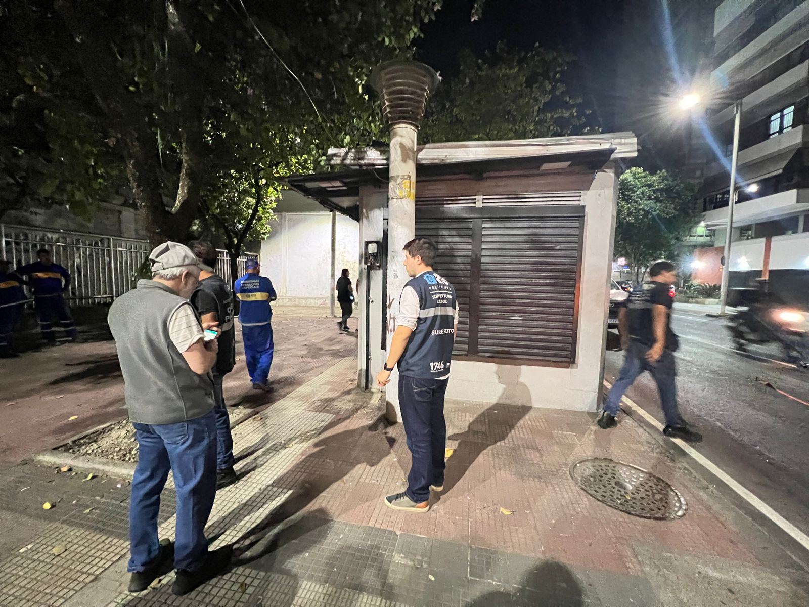 Prefeitura do Rio remove banca de jornal em Botafogo