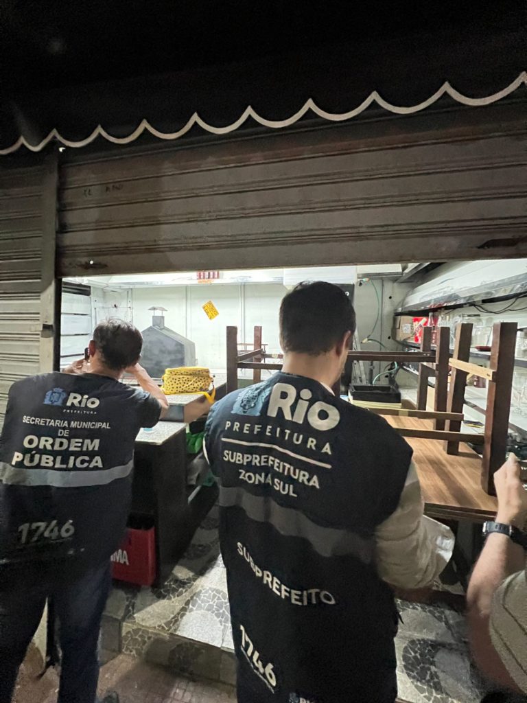 Prefeitura do Rio remove banca de jornal em Botafogo