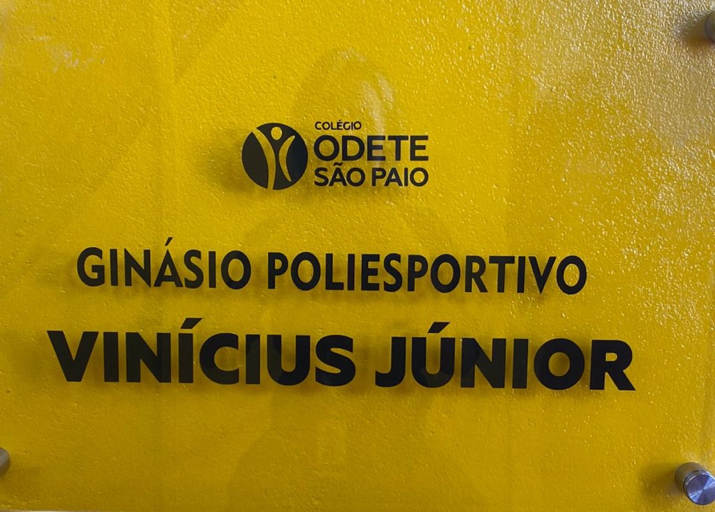 De férias no Brasil, Vini Jr recebe homenagem e faz jogo 'festivo' com alunos de escola em São Gonçalo