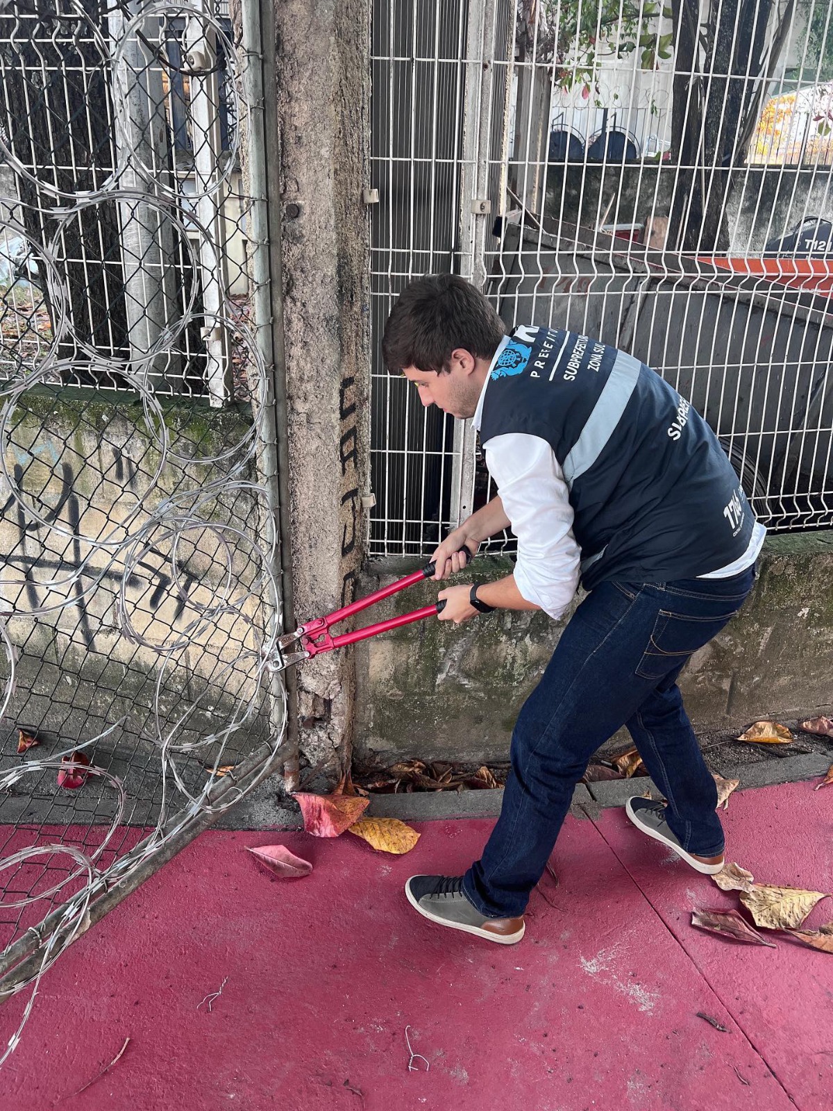 Subprefeitura da Zona Sul rompe portão envolvido por arame farpado em plena ciclovia do Rio (Foto: Divulgação)