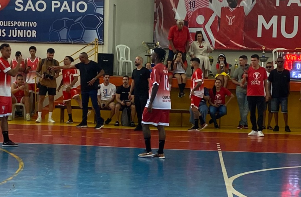 De férias no Brasil, Vini Jr recebe homenagem e faz jogo 'festivo' com alunos de escola em São Gonçalo (Foto: Karen Calixto/ Super Rádio Tupi)