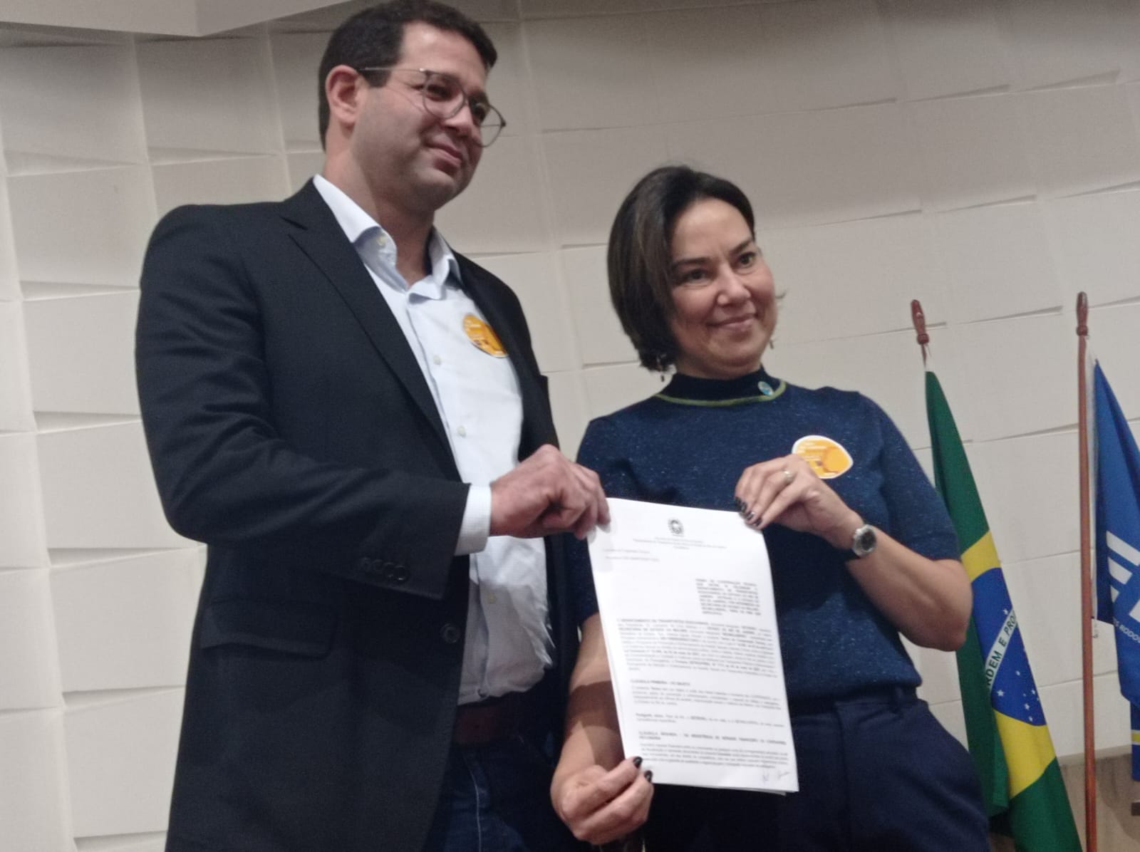 Presidente do Detro-RJ, Leonardo Matias, e a secretária de Estado da Mulher, Heloisa Aguiar, assinaram termo de cooperação